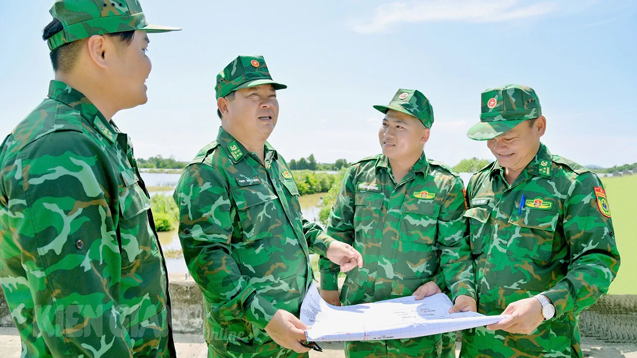 Cán bộ biên phòng trách nhiệm